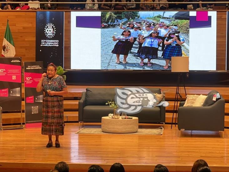 Hay que luchar por lo bueno, dice Rigoberta Menchú en conferencia en Xalapa