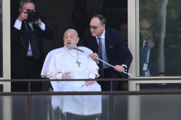 Papa Francisco sale del hospital y saluda a miles de miembros de la iglesia católica