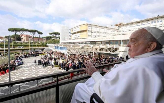 Papa Francisco sale del hospital y saluda a miles de miembros de la iglesia católica