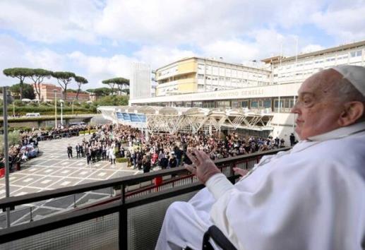 Papa Francisco sale del hospital y saluda a miles de miembros de la iglesia católica