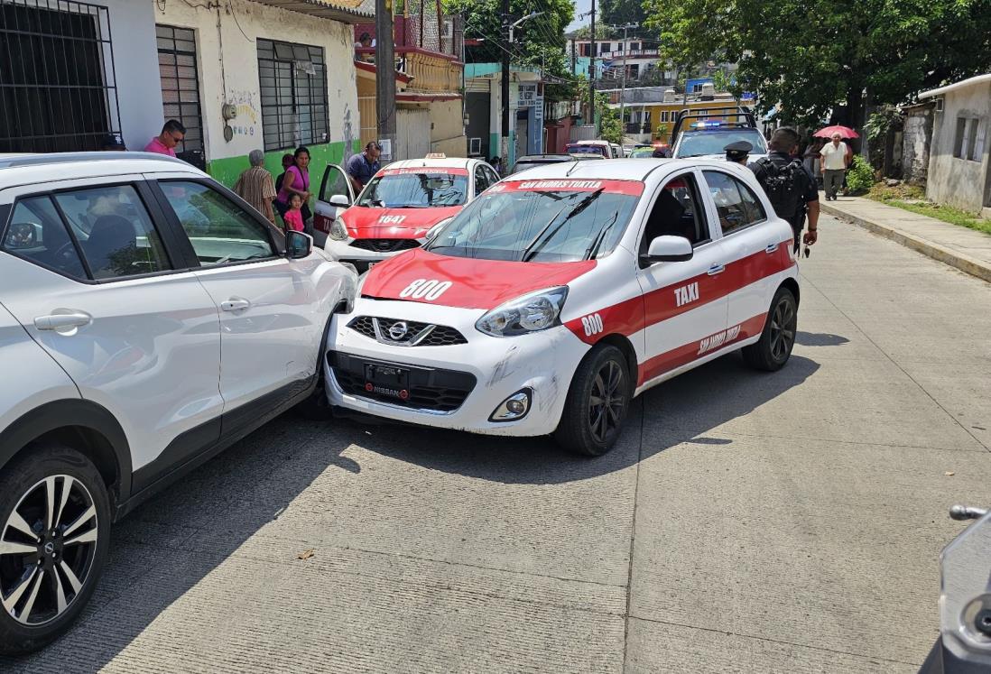 Taxista de San Andrés Tuxtla choca contra dos vehículos estacionados