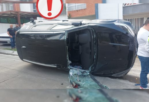 Tras aparatoso choque, camioneta termina volcada en La Pradera en Emiliano Zapata