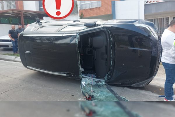 Tras aparatoso choque, camioneta termina volcada en La Pradera en Emiliano Zapata