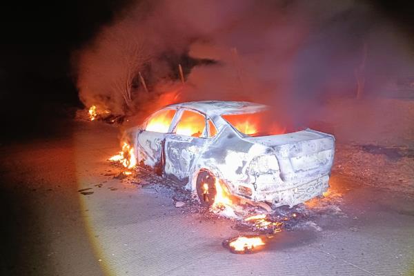 Se incendia automóvil en carretera a Dos Lomas, Veracruz