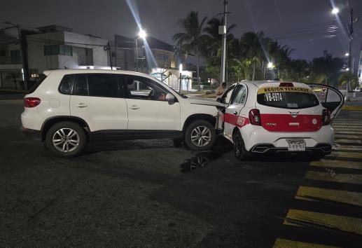 Mujer termina lesionada en choque entre camioneta y taxi en Boca del Río
