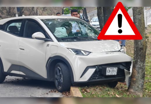 Conductor pierde el control y se estrella contra un árbol en Xalapa
