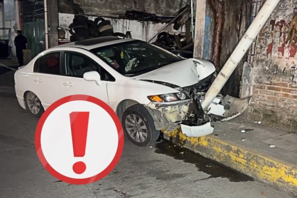 Auto queda destrozado en Tlapacoyan; se estrelló contra un poste
