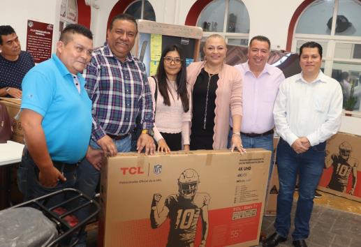 Premian en Ciudad Mendoza a ciudadanos que cumplieron con su predial