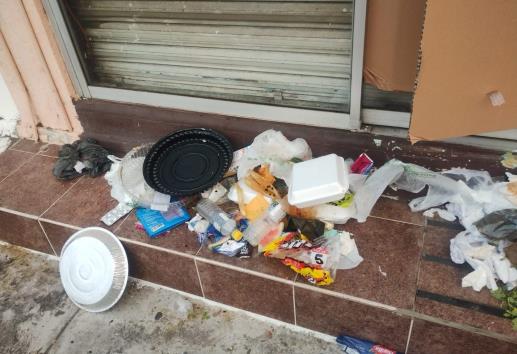 Alertan por hombre que causa daños a negocios de la colonia Zaragoza y hasta deja "regalito" | VIDEO