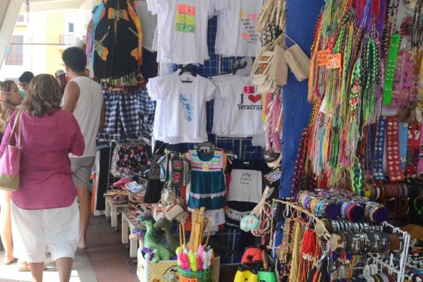 Artesanos del malecón de Veracruz esperan un aumento en sus ventas por la Semana Santa
