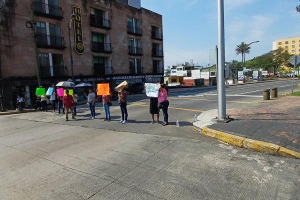 Padres de familia bloquean la avenida 11 en Córdoba; esto exigen