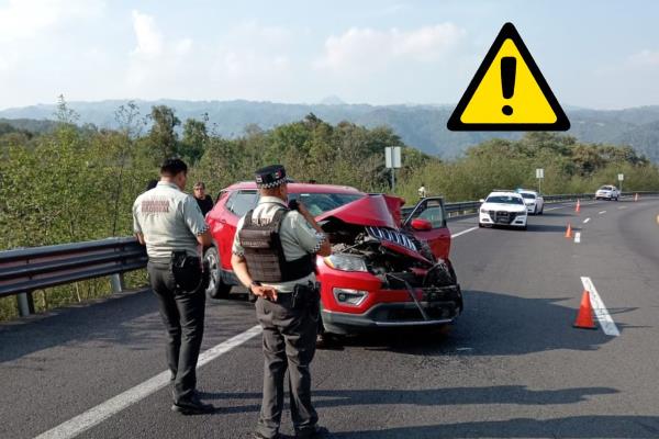 Camioneta embiste camión de carga en libramiento de Xalapa; 2 heridos