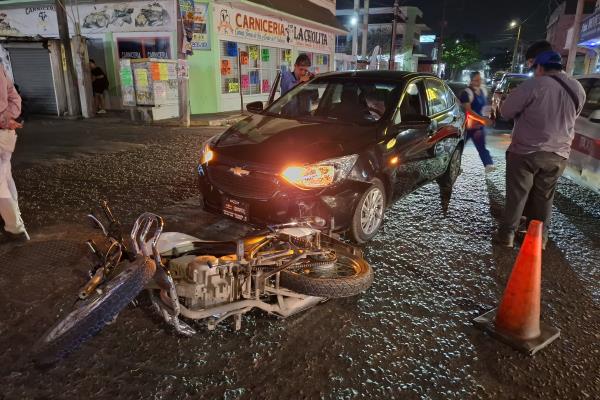 Motociclista es atropellado por automóvil en avenida de Veracruz