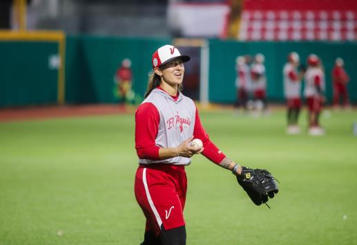 El Águila de Veracruz: Kelsie Whitmore busca ser la primera mujer en jugar en la LMB