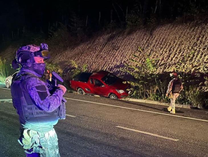 Tras persecución a balazos, detienen a individuo con una camioneta robada en San Juan Evangelista