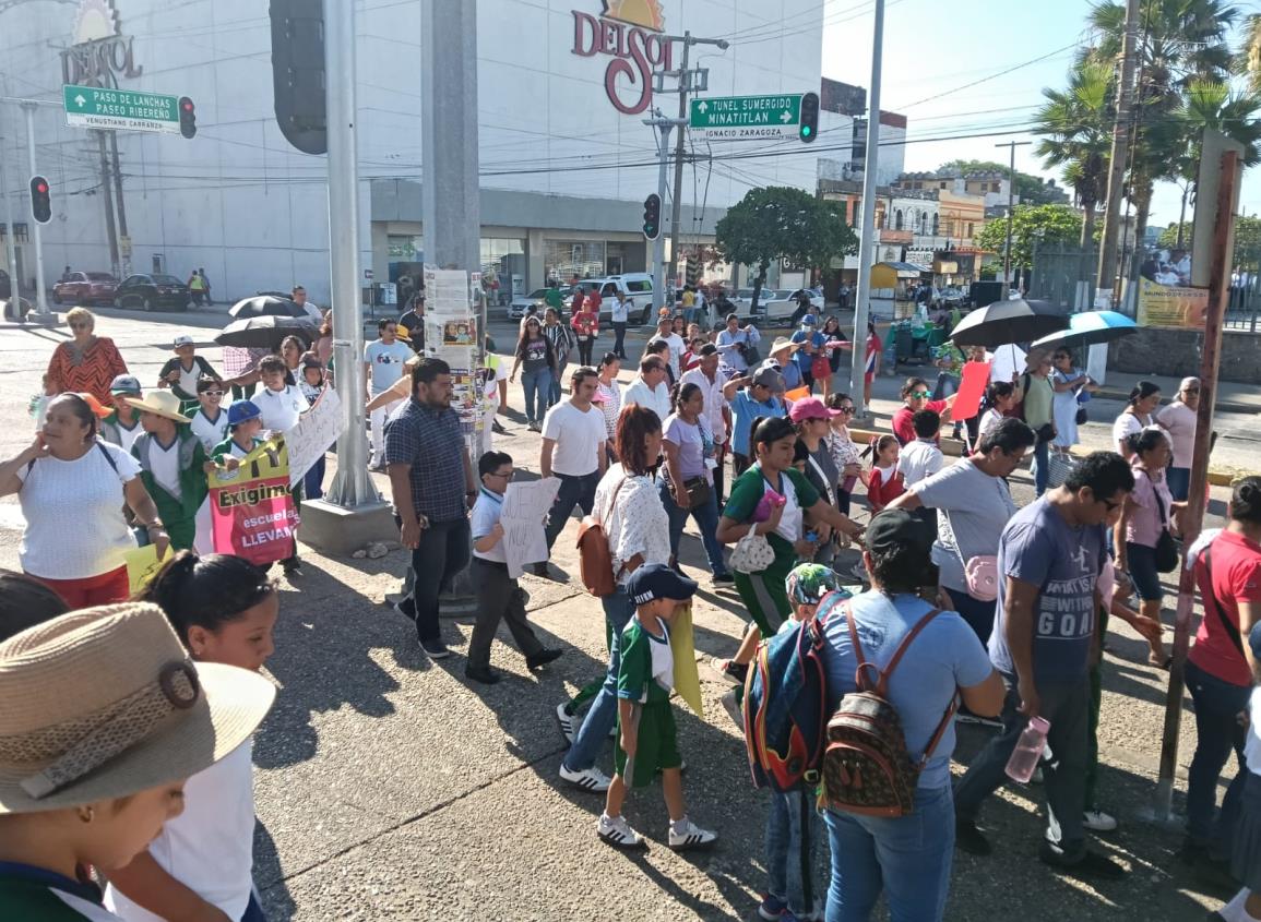 Padres se manifiestan tras retraso de construcción en Primaria Artículo 123; exigen una escuela digna