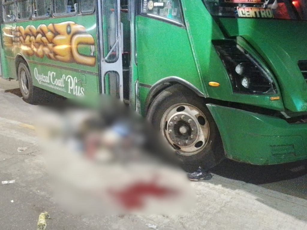 Camión atropelló con todo y bicicleta a conocido vendedor de periódicos en la Juan Osorio