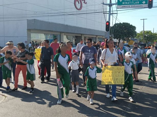 Padres se manifiestan tras retraso de construcción en Primaria Artículo 123; exigen una escuela digna