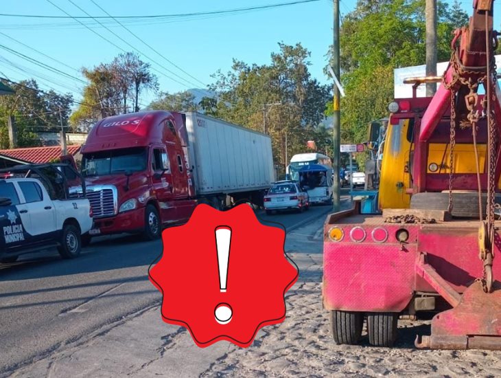 Recuperan tráiler en Coscomatepec; tenía reporte de robo 