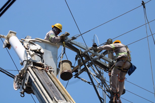 Trabajos de CFE dejaron sin luz al centro de Misantla por varias horas