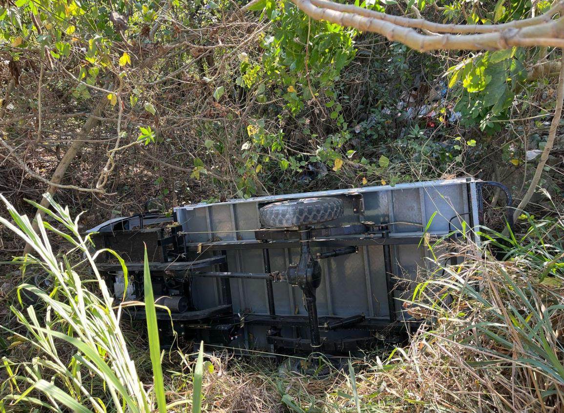 Motociclista vuelca en barranco sobre la Costera del Golfo en Acayucan 