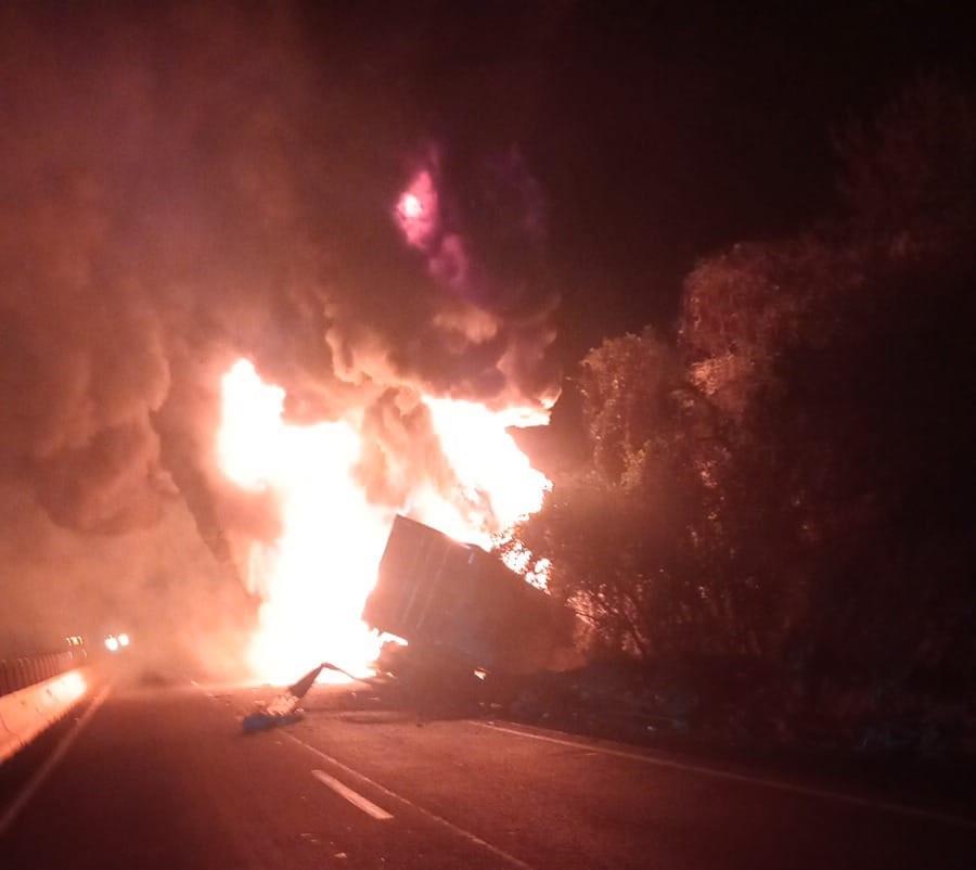 Tráiler se incendia en la autopista Córdoba-Veracruz; sufrió un desperfecto en el motor