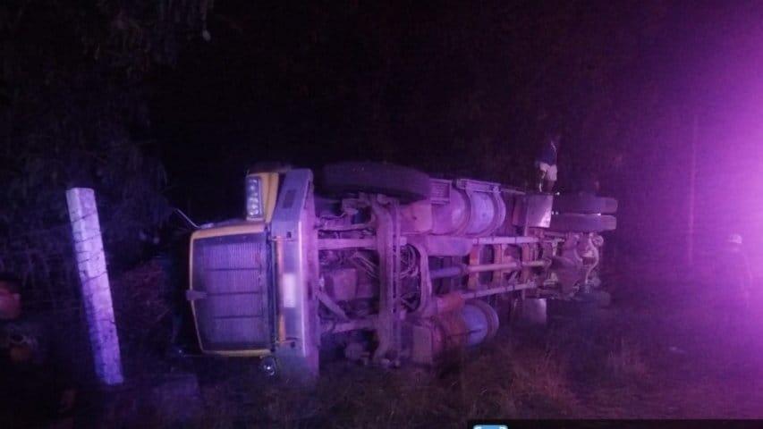 Tractocamión en la carretera federal Córdoba-Boca del Río sufre una volcadura que deja daños materiales