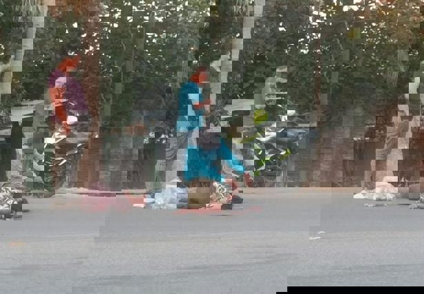 Mujer en motocicleta en Puente Nacional derrapa y tiene que ser trasladada a un hospital