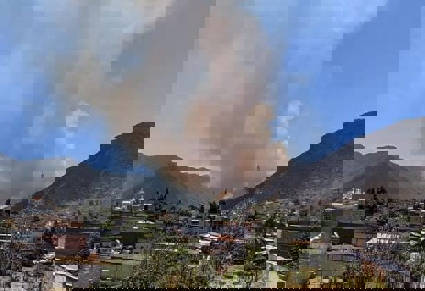 Brigadas combaten voraz incendio forestal en Aquila; clima complica labores (+VIDEO)