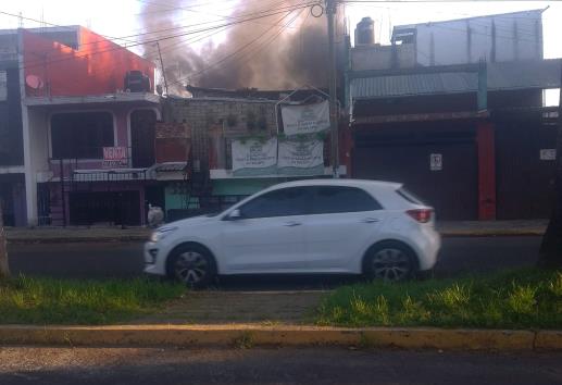 En Xalapa, incendio devasta vivienda en la colonia Progreso Macuiltépetl