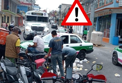 ¡Las tortillas no! moto repartidor choca contra un taxi en Xalapa