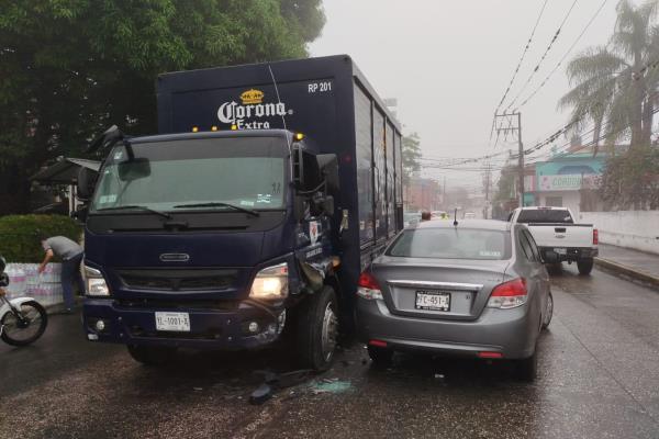En Córdoba, chocan automóvil y camión con cervezas