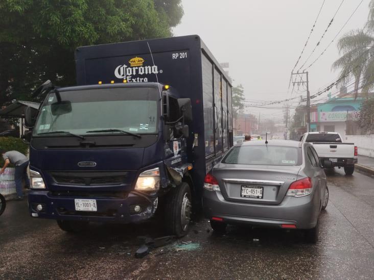 En Córdoba, chocan automóvil y camión con cervezas