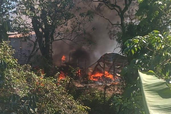 Voraz incendio consume por completo una vivienda en Misantla