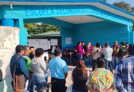 Por falta de maestros padres de familia de secundaria en Veracruz toman las instalaciones