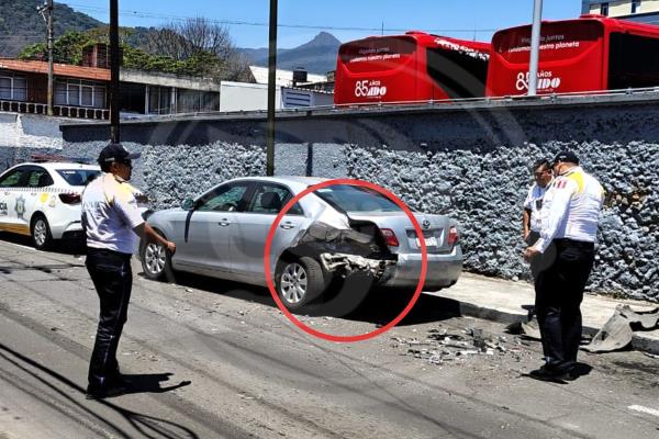 Auto fantasma choca a vehículo estacionado en calles de Orizaba