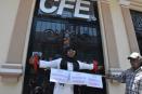 Simulando una crucifixión, protestan frente a CFE Orizaba (+Video)