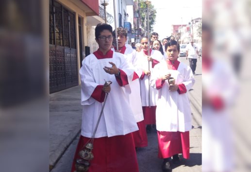 Jóvenes muestran devoción en Xalapa con procesión de Semana Santa