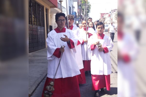 Jóvenes muestran devoción en Xalapa con procesión de Semana Santa Jóvenes muestran devoción en Xalapa con procesión de Semana Santa