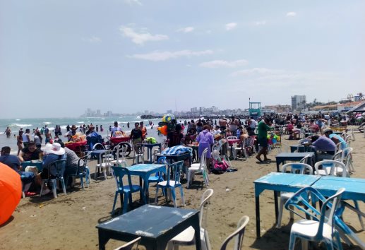 Palaperos se quejan que turistas llegan a playas de Veracruz, pero no consumen alimentos
