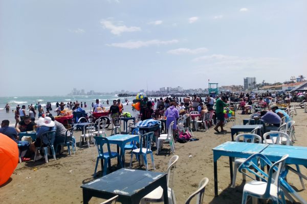 Palaperos se quejan que turistas llegan a playas de Veracruz, pero no consumen alimentos