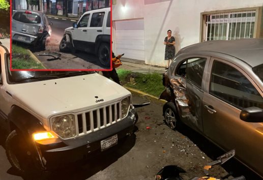 ¡Perdió el control! conductor se estrella contra autos estacionados en Ruiz Cortines en Xalapa