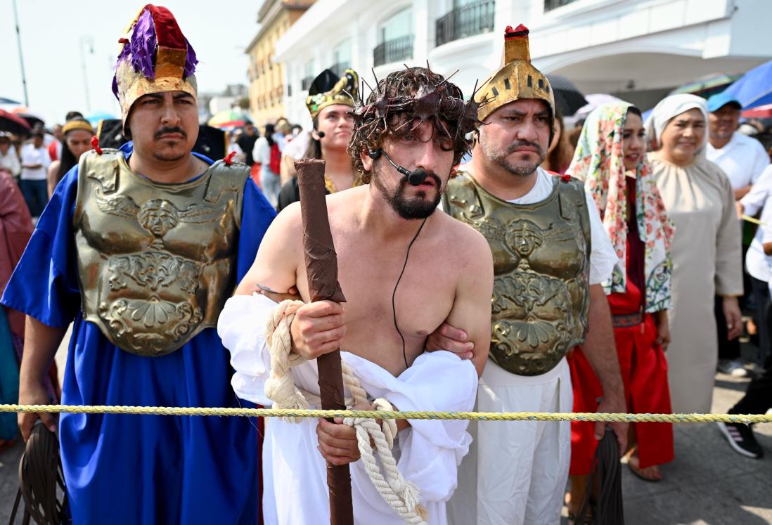 Católicos acuden al Viacrucis viviente en la ciudad de Veracruz