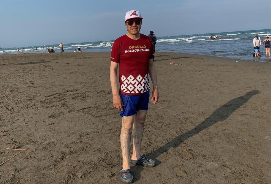 Cuitláhuac García comparte foto en la playa y presume su orgullo veracruzano