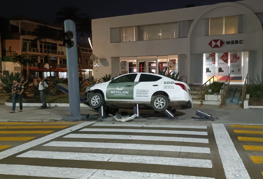 Empleado de seguridad privada se duerme al volante y choca en el bulevar de Boca del Río