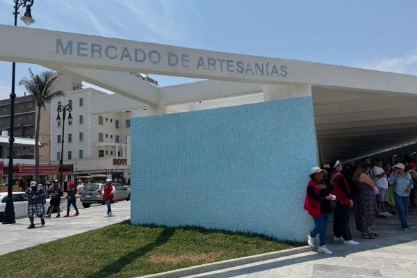Turistas y artesanos celebran apertura de la Plaza al Heroísmo Veracruzano | VIDEO