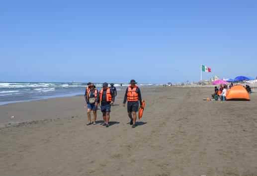 Rescatan a menor con epilepsia que se ahogaba en playa de Boca del Río