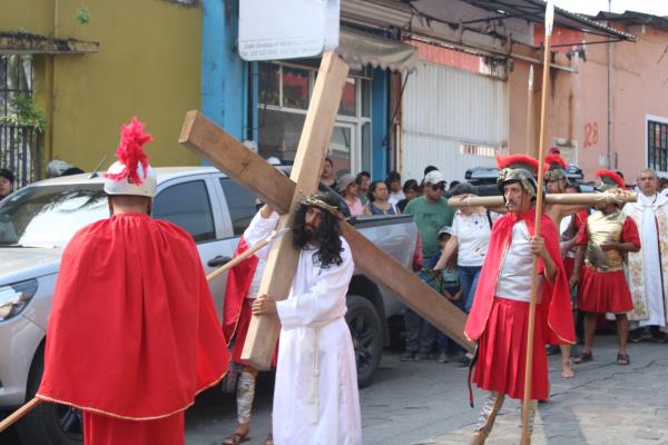 Vía Crucis en Misantla: Cientos de fieles recorren la vía dolorosa