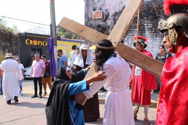 Vía Crucis en Misantla: Cientos de fieles recorren la vía dolorosa