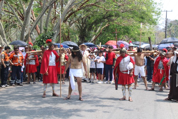 Vía Crucis en Misantla: Cientos de fieles recorren la vía dolorosa